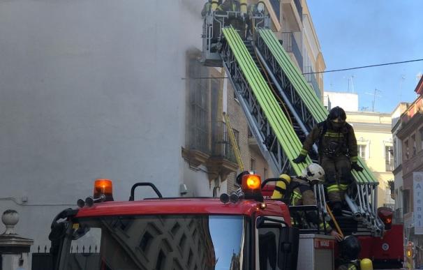 Bomberos extinguen un incendio en un edificio deshabitado del centro de Sevilla