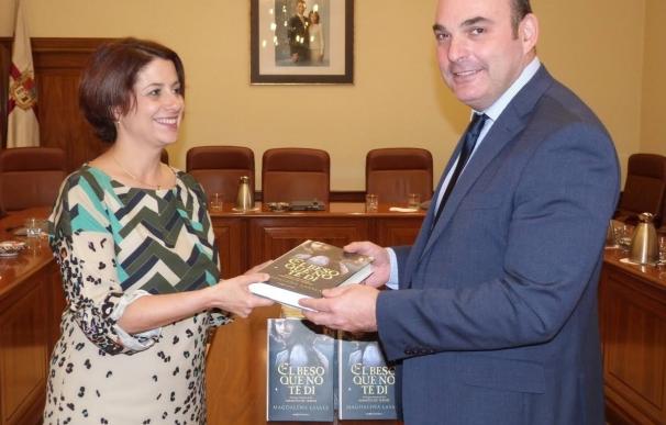 El Ayuntamiento de Teruel dona un lote de ejemplares de la novela 'El beso que no di', de Magdalena Lasala