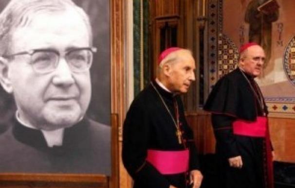 Monseñor Echevarría y el arzobispo de Madrid, Carlos Osoro, delante de un retrato del fundador del Opus Dei