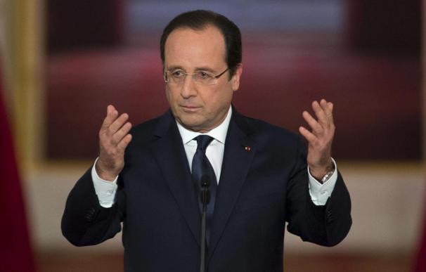 Hollande dice que los asuntos privados se tratan "en privado"