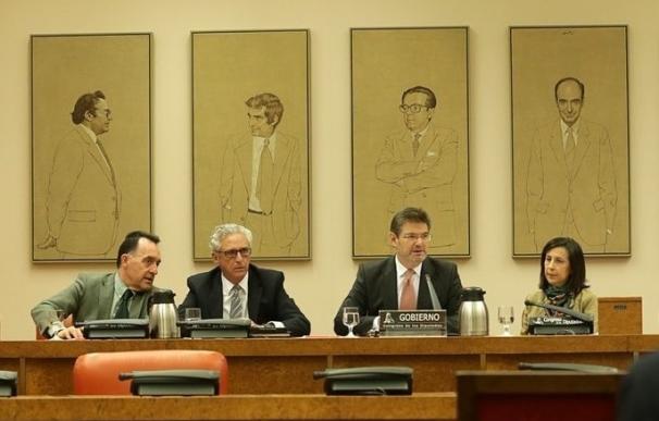Los grupos parlamentarios reprochan a Catalá su "injerencia" en la Fiscalía y le responsabilizan de su descrédito