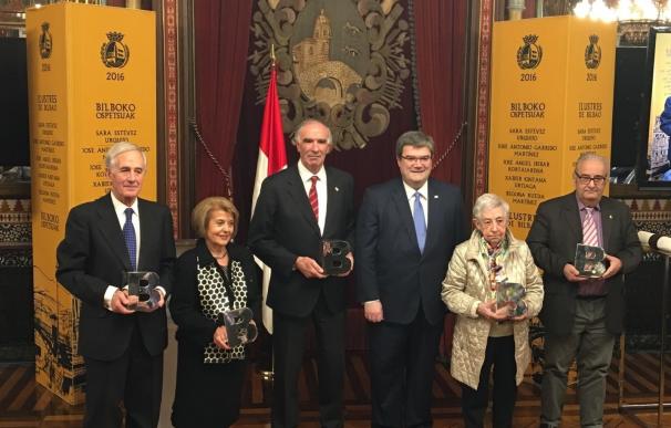 Aburto entrega las distinciones a los cinco nuevos "Ilustres de Bilbao 2016"