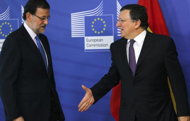 El presidente del Gobierno, Mariano Rajoy (i), es recibido por el presidente de la Comisión Europea (CE), José Manuel Durao Barroso.