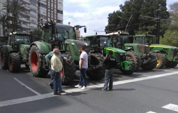 Cientos de camiones y tractores bloquean el tráfico en el centro de Murcia en defensa del Mar Menor