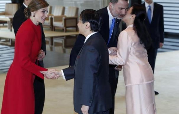 Doña Letizia frena la reverencia de la princesa Masako y la besa a la 'española'