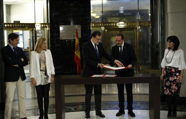 Rajoy se compromete a que se licite este año dos tramos del TAV en Navarra y la ampliación del Canal
