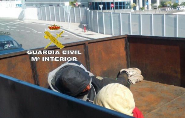 Interceptados en Algeciras tres inmigrantes, uno de ellos menor, ocultos en el techo de un remolque