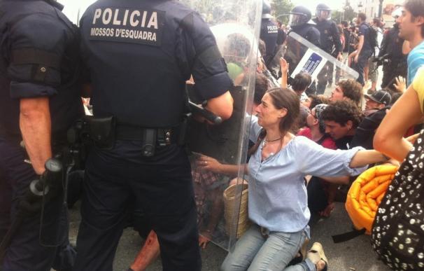 Un juzgado investigará a mandos policiales por el desalojo de plaza Catalunya