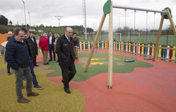 Mazón inaugura la mejora del Ayuntamiento y un parque infantil en Rinconeda