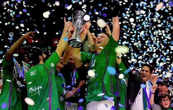 Los jugadores de Unicaja levantan su primera Eurocup.