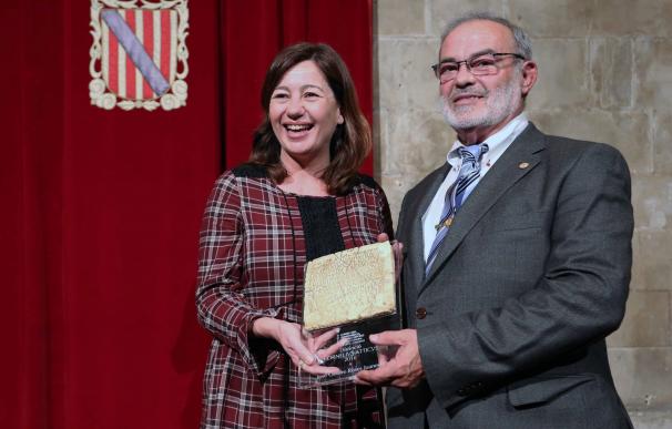 Armengol entrega el premio Cornelius Atticus a Josep Onofre Roses en reconocimiento a una vida dedicada al judo