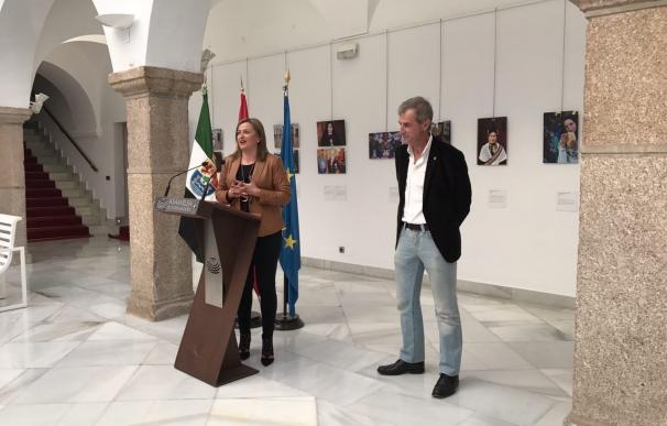 Una exposición de fotografía recorre en la Asamblea de Extremadura diferentes fiestas de la región