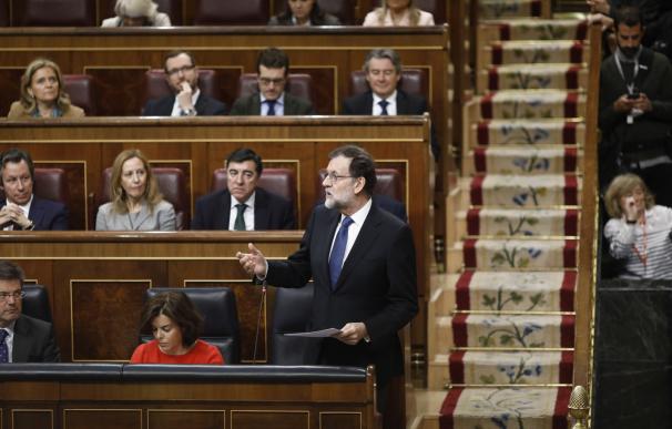 Rajoy dice que atiende las necesidades de los catalanes y ERC le invita a usar Rodalies: "Igual se hace independentista"