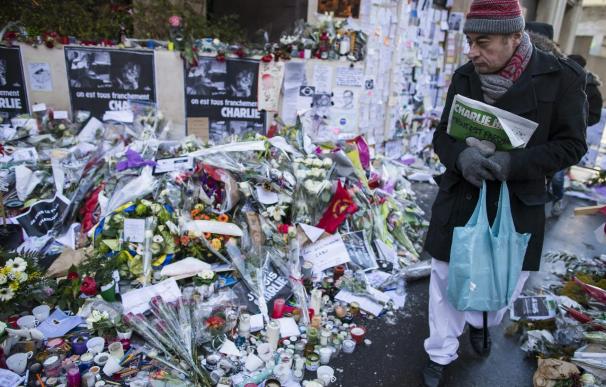 Burlas a los yihadistas y recuerdo a fallecidos copan el nuevo Charlie Hebdo