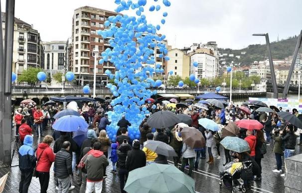 Una suelta de 1.000 globos reclama en Bilbao una "sociedad accesible" para los afectados por autismo