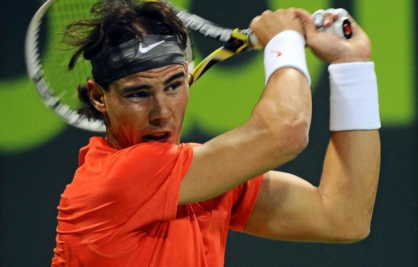 Nadal se pasea en su primer partido oficial del año, Federer suda ante Schoorel
