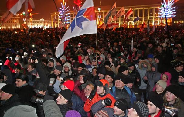 Más de cien opositores bielorrusos salen en libertad tras 15 días de arresto