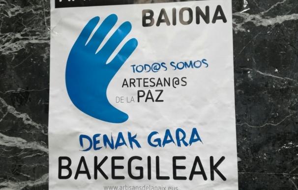Carteles animan en San Sebastián, con el lema "Todos somos artesanos de la paz", a acudir a Baiaona el 'Día del Desarme"