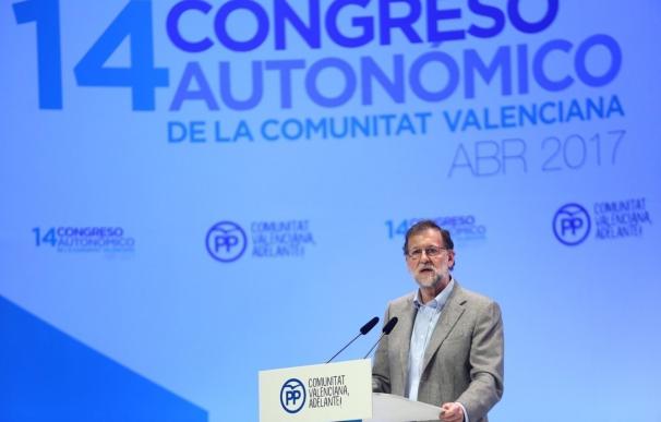 Rajoy pide" desconfiar de los adanes" que cuestionan la unidad nacional y destaca 5.000 millones más para las CCAA