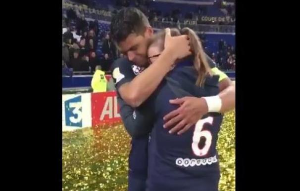 Thiago Silva abraza a una seguidora en la celebración de la Copa.