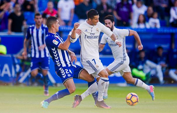 Cristiano pelea con un balón por Feddal durante el Alavés- Real Madrid
