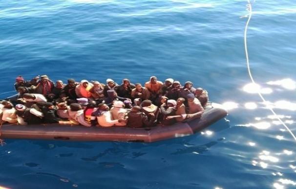 Desembarcan en Motril 100 personas, cuatro menores, rescatadas de dos pateras en el mar de Alborán