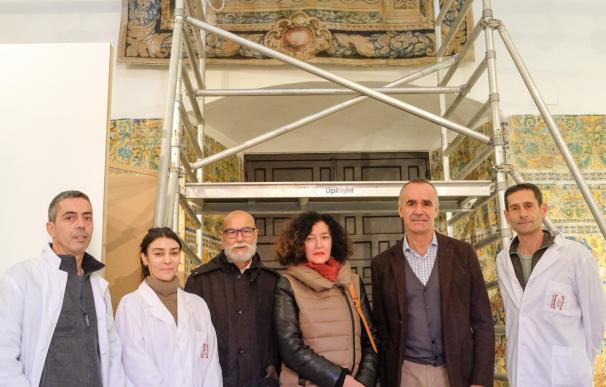 El Real Alcázar concluye la restauración de la sarga 'Jarrón' de Bacarisas y la instala en la Sala Cantarera