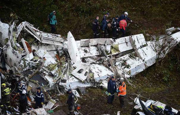 Un informe concluye que el avión del Chapecoense tenía poco combustible y demasiado peso