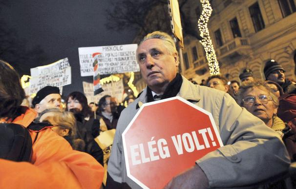 '¡Basta!', gritan miles de húngaros