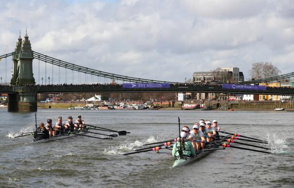 Las embarcaciones de Oxford y Cambridge en la carrera de 2016.