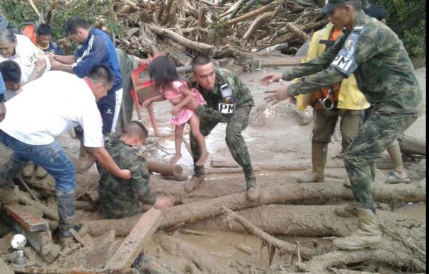 soldados colombianos rescatan a una niña del fango generado por la riada