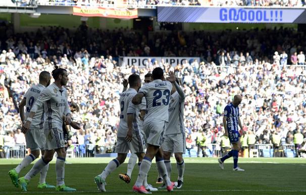 Los jugadores del Real Madrid celebran uno de los goles al Alavés
