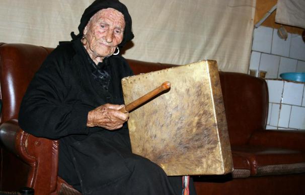 La Tía Gora de Salamanca cumple 106 años al son del pandero cuadrado