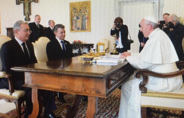 El Papa Francisco se reúne con Santos y Uribe en el Vaticano