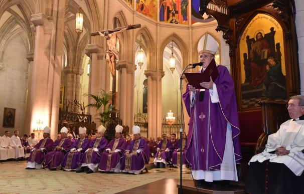 El cardenal Osoro destaca "la cercanía y amistad" de monseñor Echevarría en su funeral en la catedral de la Almudena