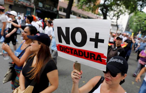 Miles de venezolanos toman Caracas en la "gran marcha contra el golpe"