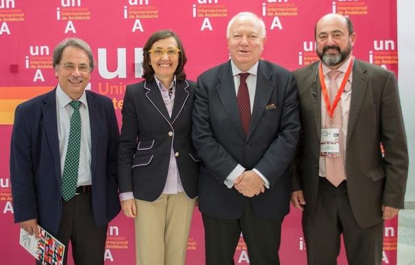 Rosa Aguilar clausura en Sevilla la segunda edición del Congreso 'Córdoba, ciudad de encuentro y diálogo'