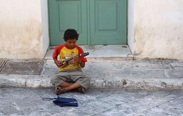 Un niño griego pide limosna en las calles de Atenas