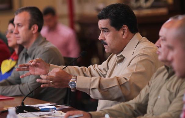Con una inflación disparada un 720,5% Maduro invita al ejército a la insurreción