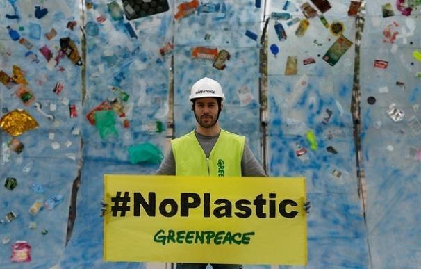 Greenpeace lanza una campaña internacional para luchar contra la contaminación por plásticos en los océanos