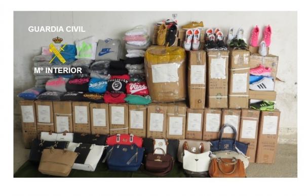 Guardia Civil interviene en Belorado (Burgos) ropa deportiva y complementos falsificados