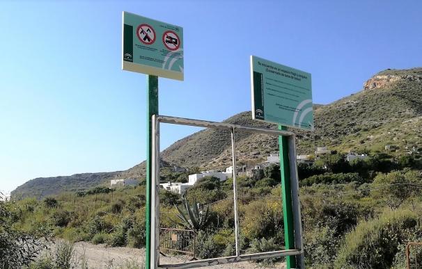 La Junta levanta casi 100 actas por aparcamiento y acampada en Cabo de Gata en Semana Santa