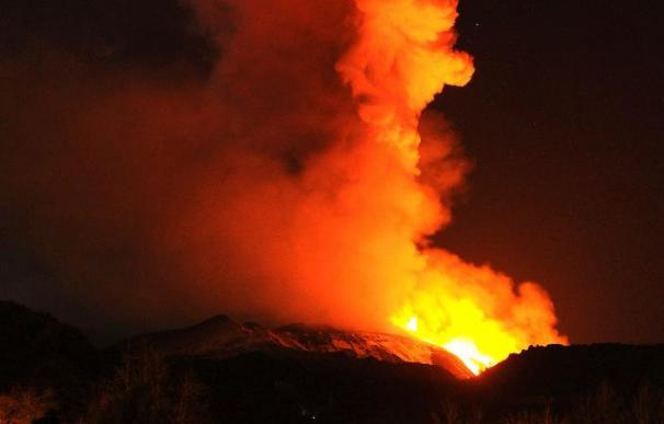 El volcán italiano Etna entra en erupción y deja un espectacular río de lava