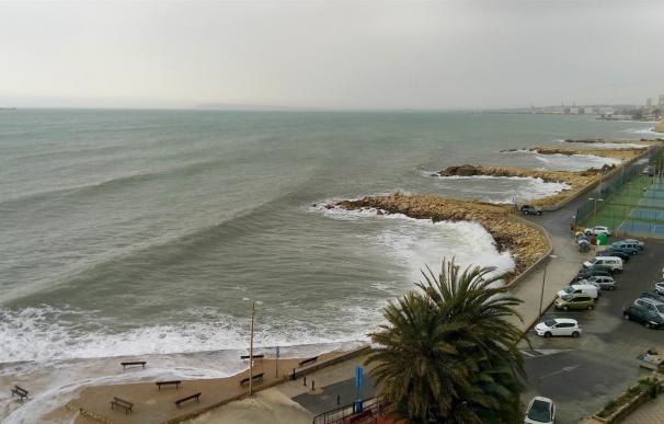 Meteorología extiende hasta el viernes el aviso amarillo por olas de hasta 3 metros en la costa de la Región