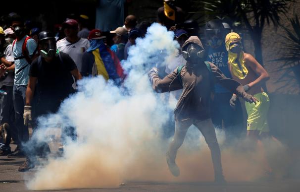 Enfrentamientos entre agentes y manifestantes en la marcha opositora por Caracas