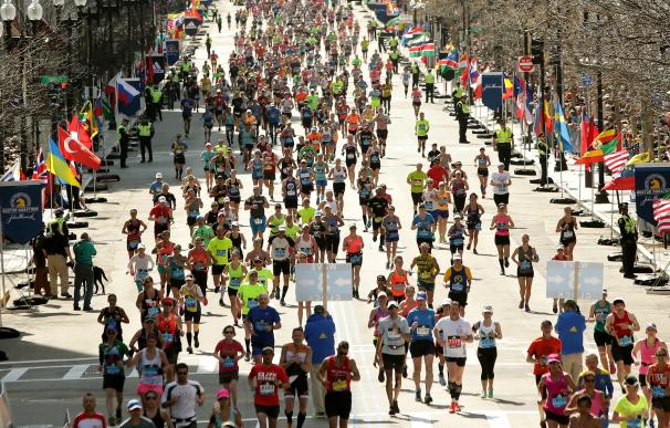 Corredores del maratón de Boston llegan a la línea de meta.