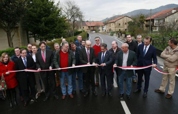 Inaugurada la carretera Vega de Villafufre-Llerana tras una inversión de 1,75 millones