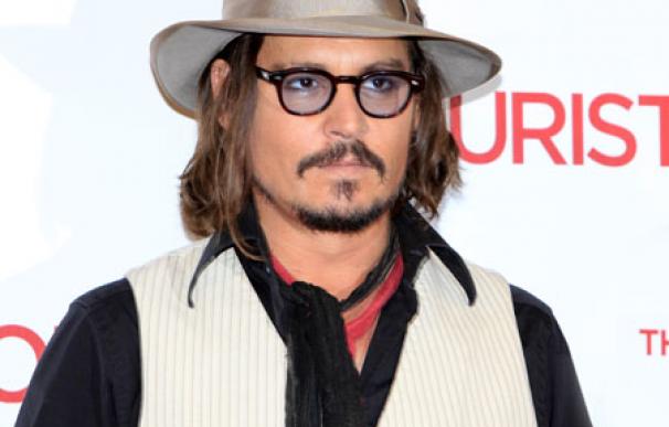 Johnny Depp, acosado por el perro de Brad Pitt y Angelina Jolie