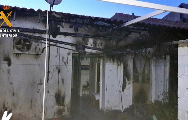 Rescatada una anciana del incendio de su vivienda en Puebla del Prior (Badajoz) provocado por una negligencia