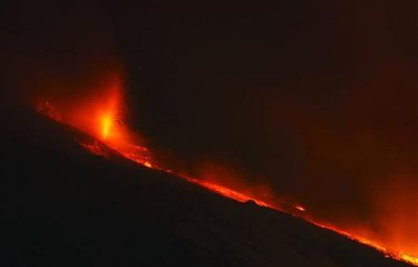 El Etna expulsa cenizas y lava de nuevo